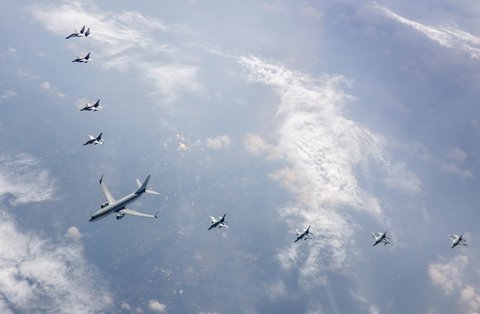 FOTO: Bukan Superman, TNI AU Ungkap Sosok Naga yang Potret Pesawat Tempur Kawal Kepulangan Jokowi