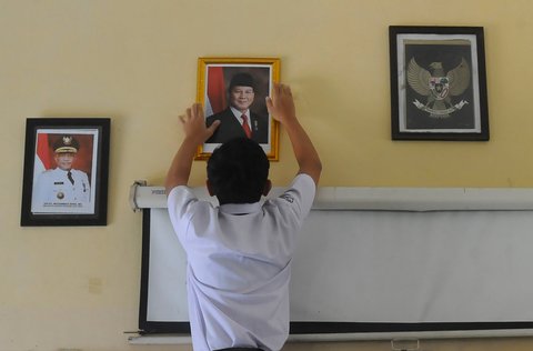 FOTO: Momen Pelajar Mulai Pasang Foto Presiden Prabowo di Ruang Kelas