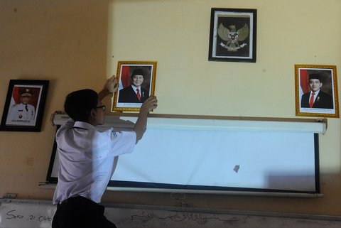 FOTO: Momen Pelajar Mulai Pasang Foto Presiden Prabowo di Ruang Kelas