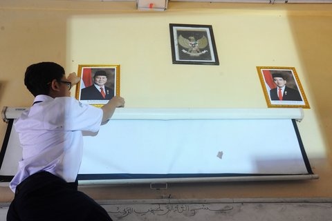 FOTO: Momen Pelajar Mulai Pasang Foto Presiden Prabowo di Ruang Kelas