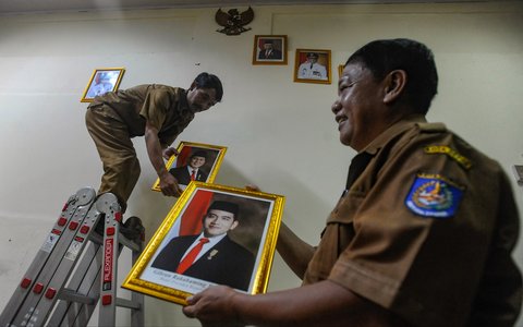 FOTO: Momen Pelajar Mulai Pasang Foto Presiden Prabowo di Ruang Kelas