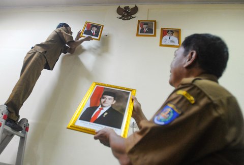 FOTO: Momen Pelajar Mulai Pasang Foto Presiden Prabowo di Ruang Kelas