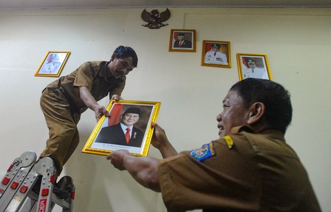 FOTO: Momen Pelajar Mulai Pasang Foto Presiden Prabowo di Ruang Kelas