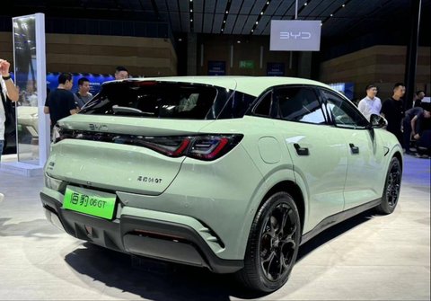 Belakang dari BYD Seal 06 GT.