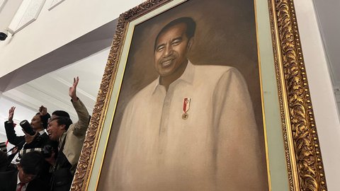 FOTO: Masih Ada Jokowi di Istana, Tersenyum di Pelantikan Menteri Kabinet Prabowo-Gibran