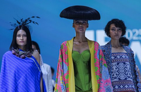 FOTO: Pesona Model Cantik Dalam Balutan Busana Karya Desainer Tanah Air di Jakarta Fashion Week 2025