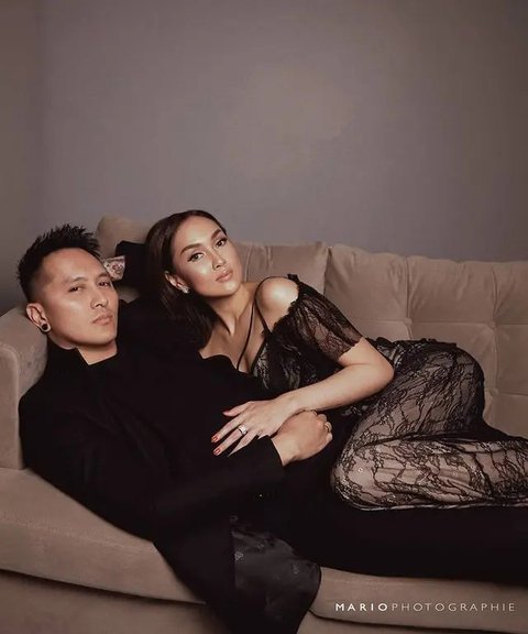 Penampilan Sara Wijayanto dengan rambut panjangnya ini pun sukses membuat banyak netizen pangling. Bahkan, tak sedikit pula yang kembali bernostalgia dengan penampilan lawasnya. (Liputan6.com