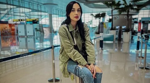 Penampilan Sara Wijayanto dengan rambut panjangnya ini pun sukses membuat banyak netizen pangling. Bahkan, tak sedikit pula yang kembali bernostalgia dengan penampilan lawasnya. (Liputan6.com