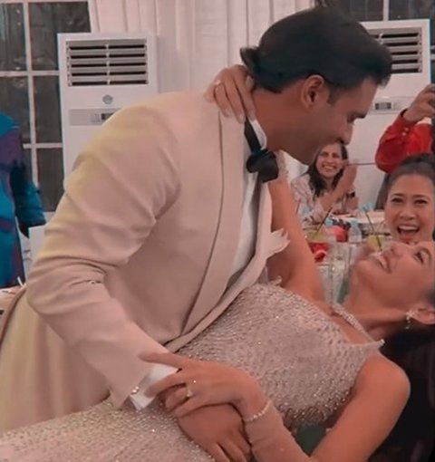 Suami Mirzan Meer adalah seorang pengusaha sukses asal Malaysia. Bukan orang sembarangan, ia dikenal sebagai CEO dari sebuah perusahaan jam ternama dan memiliki reputasi yang kuat dalam dunia bisnis.