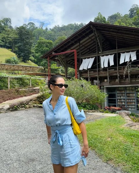 Menikmati momen liburan ke Thailand, adik dari Keenan Pearce mengunjungi berbagai tempat wisata. Salah satu tempat wisata yang ia kunjungi adalah pantai Choeng Mon. Dalam potretnya tersebut,