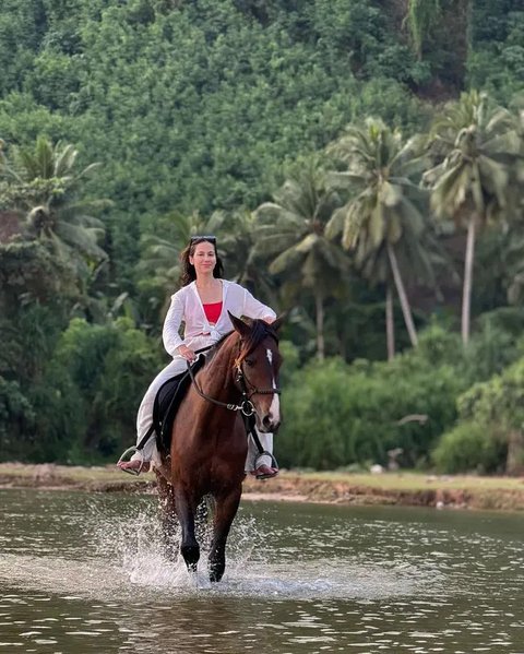 Menikmati momen liburan ke Thailand, adik dari Keenan Pearce mengunjungi berbagai tempat wisata. Salah satu tempat wisata yang ia kunjungi adalah pantai Choeng Mon. Dalam potretnya tersebut,