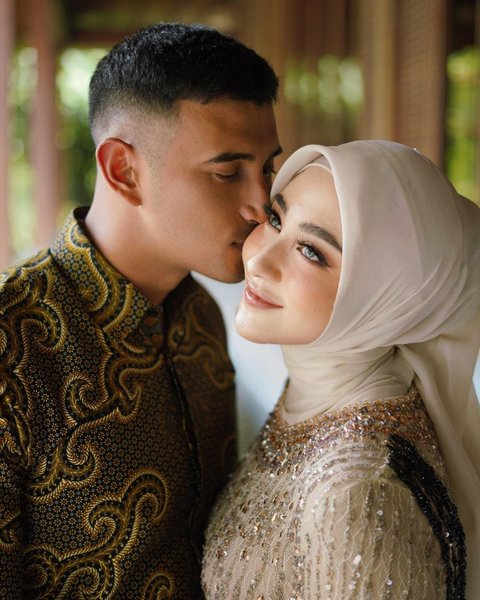 7 Potret Wisuda Margin Wieheerm, Tampil Cantik - Ali Syakieb Setia Dampingi