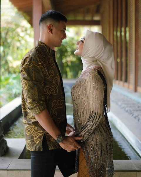 7 Potret Wisuda Margin Wieheerm, Tampil Cantik - Ali Syakieb Setia Dampingi