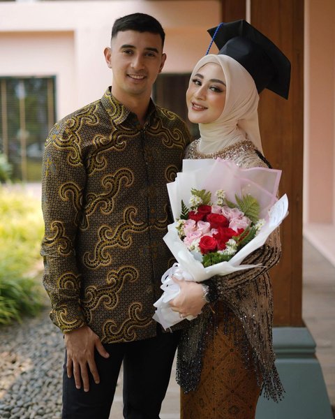 7 Potret Wisuda Margin Wieheerm, Tampil Cantik - Ali Syakieb Setia Dampingi