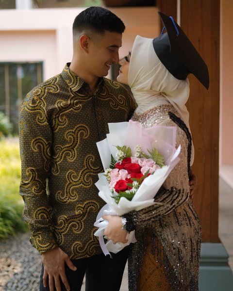 7 Potret Wisuda Margin Wieheerm, Tampil Cantik - Ali Syakieb Setia Dampingi
