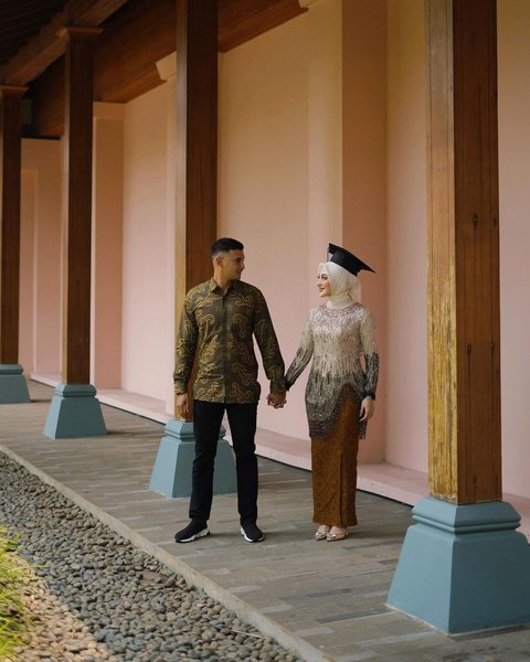 7 Potret Wisuda Margin Wieheerm, Tampil Cantik - Ali Syakieb Setia Dampingi