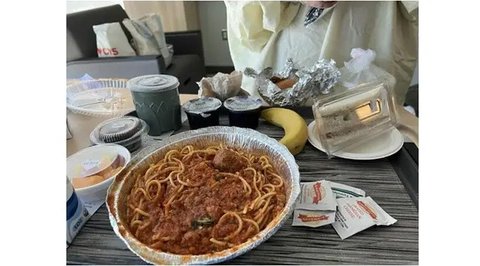 Potret mewah makanan rumah sakit dari berbagai negara. (sumber: Facebook/Kumiwan Pechkanamikat/Wei Lin Neo via Bored Panda)