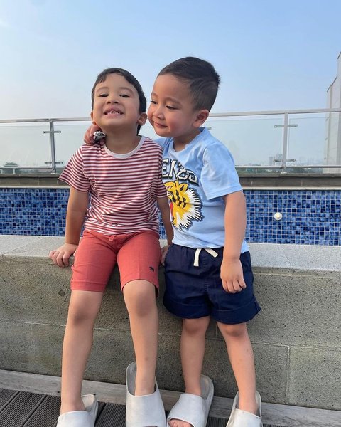 Dua anak selebriti ini dibilang netizen akan jadi penerus artis seperti papa mamanya. Kecil menggemaskan, kalau besar bisa makin tenar.