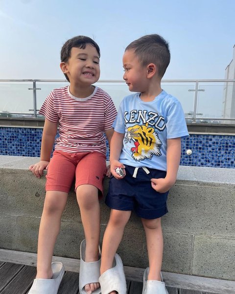 Seperti ayah dan ibu mereka, dua sahabat kecil ini memiliki aura bintang yang tak terbantahkan.