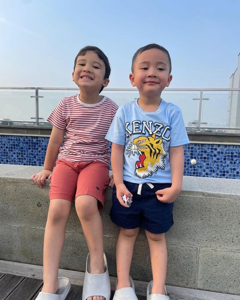 Wajah keduanya bikin gemas, Rayyanza selalu lucu dengan pose apa adanya. Senyum Ukkasya yang dibikin meringis juga tidak kalah imut.
