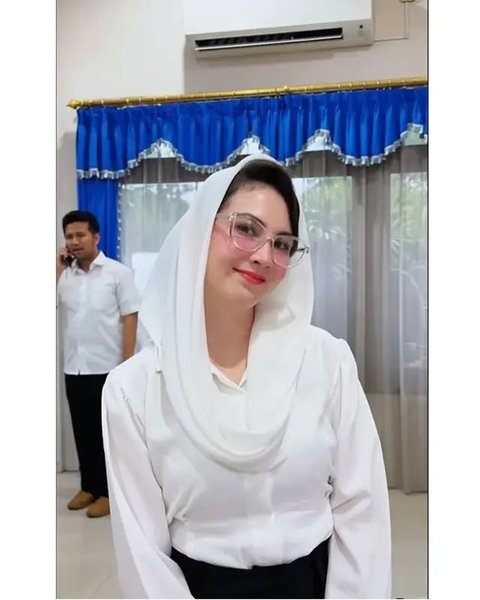 Potret Arumi Bachsin dan Emil Dardak sambut kepulangan Jokowi di Solo. (sumber: Instagram/emildardak)