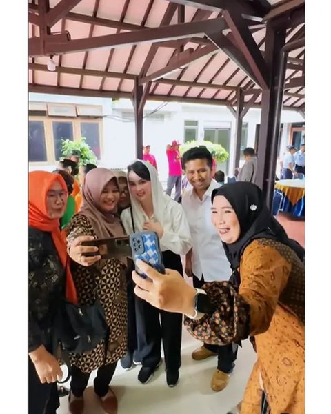 Potret Arumi Bachsin dan Emil Dardak sambut kepulangan Jokowi di Solo. (sumber: Instagram/emildardak)