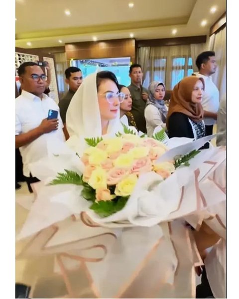 Potret Arumi Bachsin dan Emil Dardak sambut kepulangan Jokowi di Solo. (sumber: Instagram/emildardak)