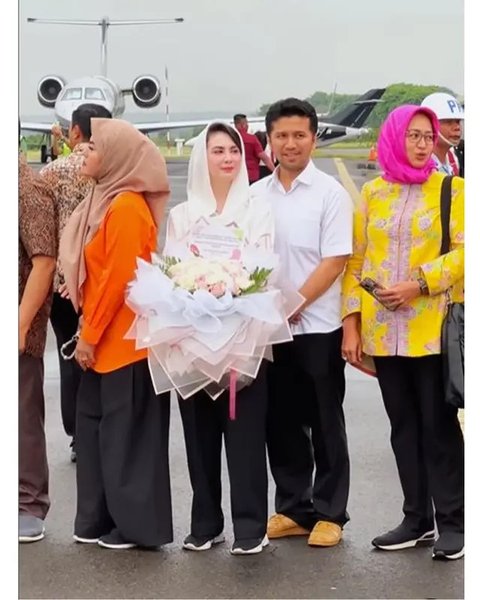 Potret Arumi Bachsin dan Emil Dardak sambut kepulangan Jokowi di Solo. (sumber: Instagram/emildardak)