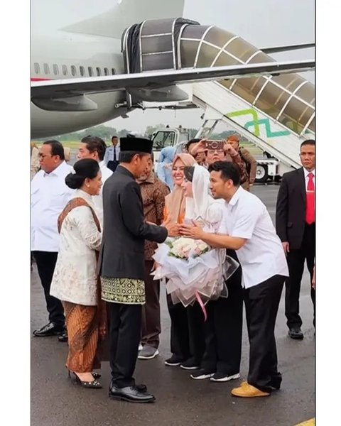 Potret Arumi Bachsin dan Emil Dardak sambut kepulangan Jokowi di Solo. (sumber: Instagram/emildardak)