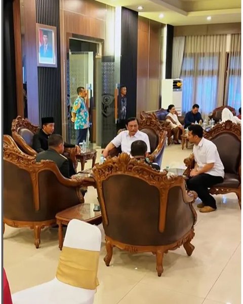 Potret Arumi Bachsin dan Emil Dardak sambut kepulangan Jokowi di Solo. (sumber: Instagram/emildardak)