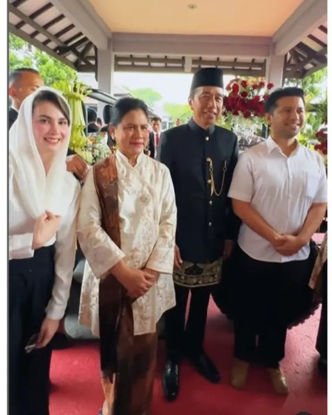 Potret Arumi Bachsin dan Emil Dardak sambut kepulangan Jokowi di Solo. (sumber: Instagram/emildardak)