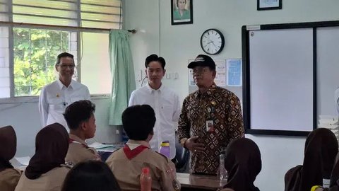 Wakil Presiden Republik Indonesia (Wapres RI) Gibran Rakabuming Raka bagi-bagi makan bergizi gratis di SDN 03 Menteng, Jakarta Pusat pada Selasa (22/10/2024). (Delvira Hutabarat).