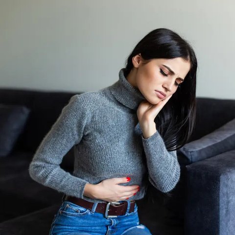 Benjolan pada leher terutama yang letaknya di bagian tengah leher disebut nodul tiroid. Ini merupakan benjolan padat atau berisi cairan yang terbentuk pada kelenjar tiroid. Foto: freepik.