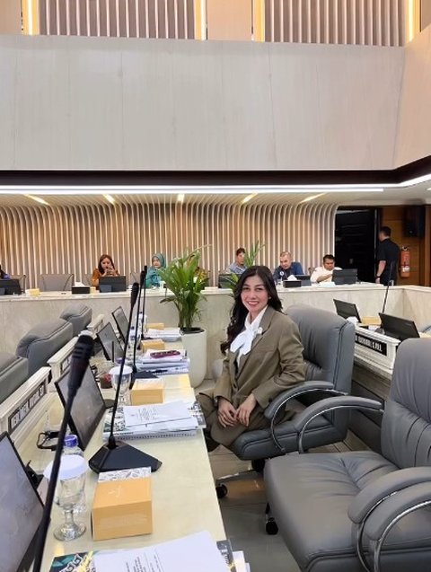Kini Anggota DPRD Jabar, Ini 7 Potret Nisya Ahmad saat Bekerja Perlihatkan Ekspresi Serius - Pakai Baju Formal