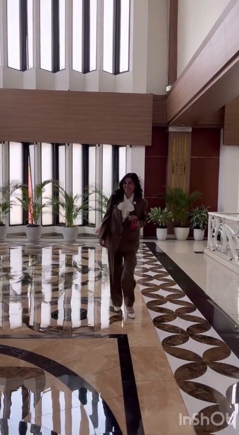 Kini Anggota DPRD Jabar, Ini 7 Potret Nisya Ahmad saat Bekerja Perlihatkan Ekspresi Serius - Pakai Baju Formal