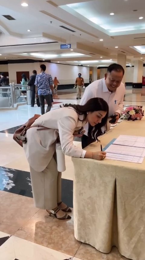 Kini Anggota DPRD Jabar, Ini 7 Potret Nisya Ahmad saat Bekerja Perlihatkan Ekspresi Serius - Pakai Baju Formal