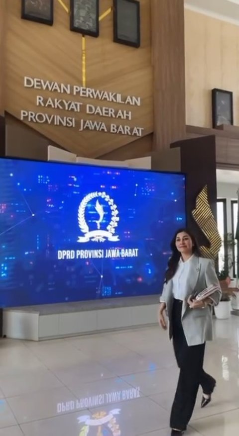 Kini Anggota DPRD Jabar, Ini 7 Potret Nisya Ahmad saat Bekerja Perlihatkan Ekspresi Serius - Pakai Baju Formal