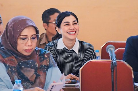 Kini Anggota DPRD Jabar, Ini 7 Potret Nisya Ahmad saat Bekerja Perlihatkan Ekspresi Serius - Pakai Baju Formal