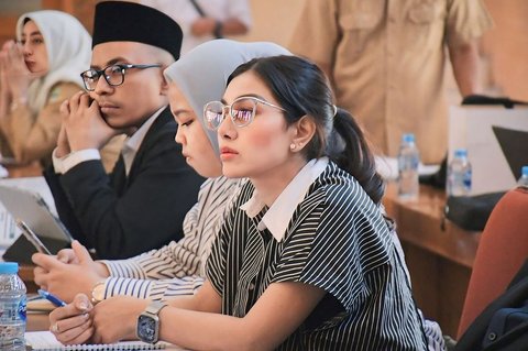 Kini Anggota DPRD Jabar, Ini 7 Potret Nisya Ahmad saat Bekerja Perlihatkan Ekspresi Serius - Pakai Baju Formal