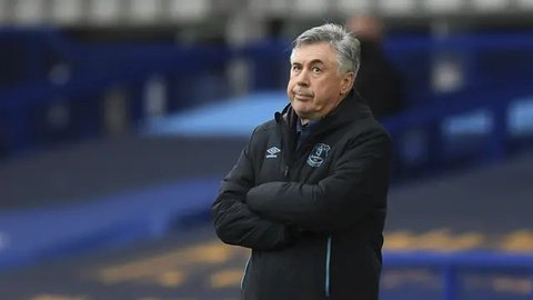 Pelatih Real Madrid, Carlo Ancelotti memberi instruksi saat pertandingan leg pertama semifinal Copa del Rey antara Real Madrid dan Barcelona di Santiago Bernabeu, Madrid pada 2 Maret 2023. Se