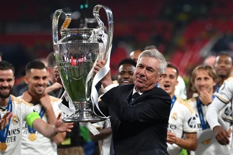 Pelatih Real Madrid, Carlo Ancelotti memberi instruksi saat pertandingan leg pertama semifinal Copa del Rey antara Real Madrid dan Barcelona di Santiago Bernabeu, Madrid pada 2 Maret 2023. Se