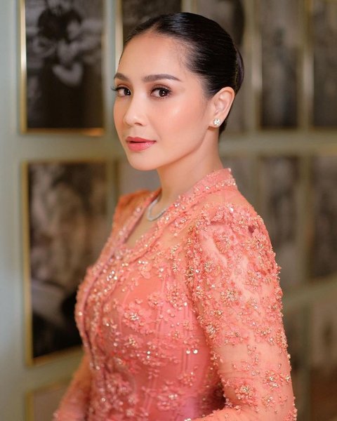 8 Foto Nagita Slavina Mengenakan Kebaya Peach Saat Mendampingi Raffi Ahmad Dalam Pelantikan Sebagai Utusan Khusus Presiden