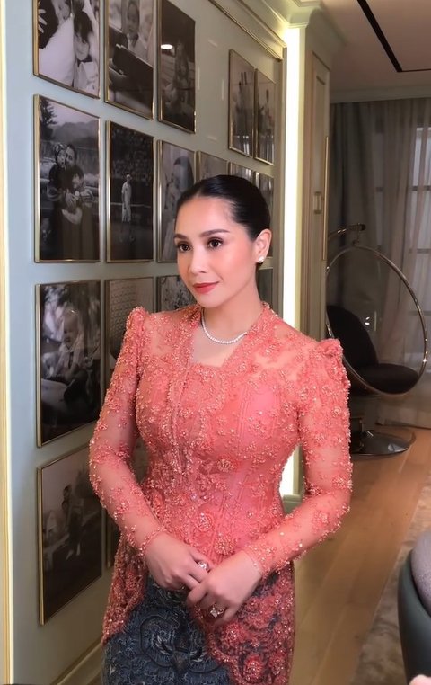 8 Foto Nagita Slavina Mengenakan Kebaya Peach Saat Mendampingi Raffi Ahmad Dalam Pelantikan Sebagai Utusan Khusus Presiden