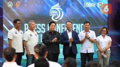 Reaksi kecewa dua pemain Persija Jakarta, Ilham Rio Fahmi (kiri) dan Rizky Ridho Ramadhani setelah kalah 1-2 dari Persib Bandung pada laga pekan ke-28 BRI Liga 1 2023/2024 di Stadion Si Ja