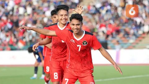 Reaksi kecewa dua pemain Persija Jakarta, Ilham Rio Fahmi (kiri) dan Rizky Ridho Ramadhani setelah kalah 1-2 dari Persib Bandung pada laga pekan ke-28 BRI Liga 1 2023/2024 di Stadion Si Ja