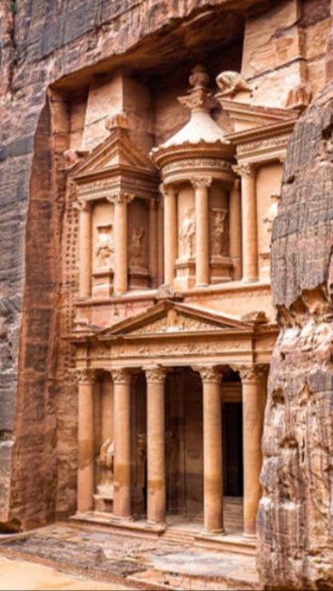 Archaeologists Uncover 12 Skeletons In Secret Tomb At Jordan's Petra ...