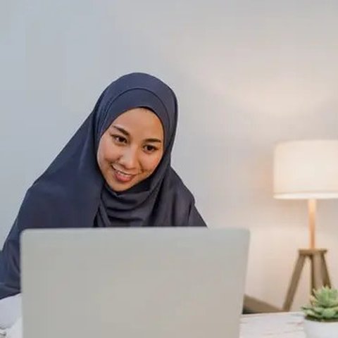 Ilustrasi Islami, muslimah, belajar hadis. (Photo created by tirachardz on www.freepik.com)