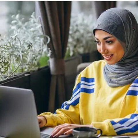 Ilustrasi Islami, muslimah, belajar, hadis. (Photo created by senivpetro on www.freepik.com)