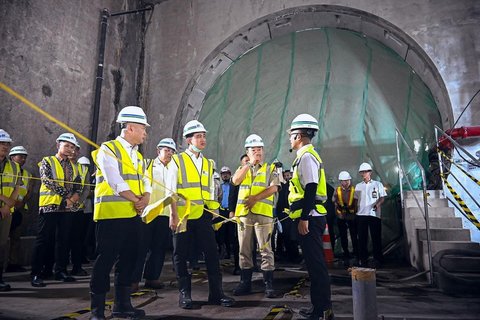 Satu Hari Pasca Dilantik Wapres Gibran Langsung &amp;#039;Sidak&amp;#039; Tunnel MRT