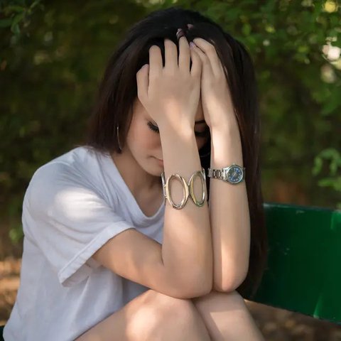 Ilustrasi mantan, suami, istri. (Foto oleh RDNE Stock project: https://www.pexels.com/id-id/foto/pria-wanita-pohon-mencari-6670211/)